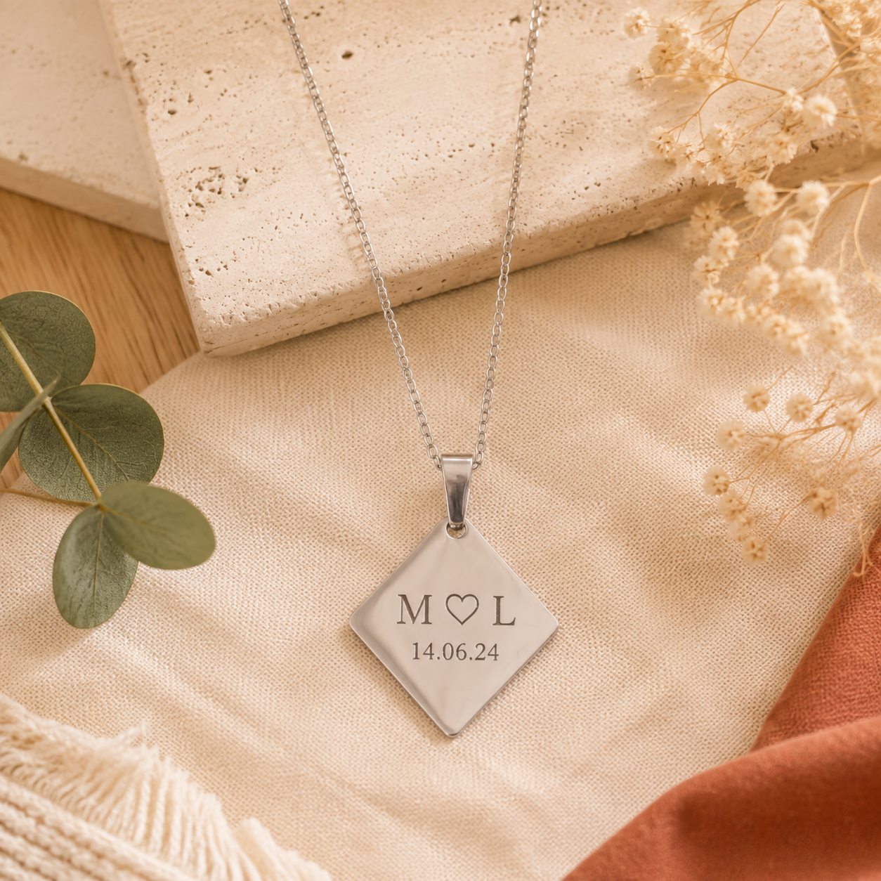 Collier losange personnalisé – Initiales, date ou message gravé