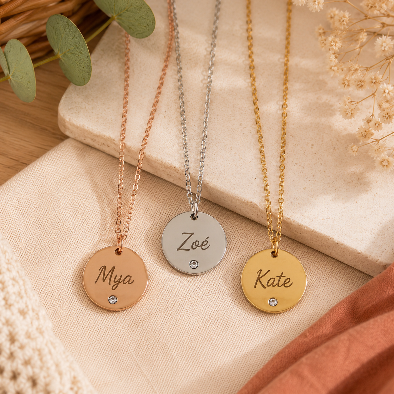 Collier médaille ronde personnalisé avec strass – 3 coloris