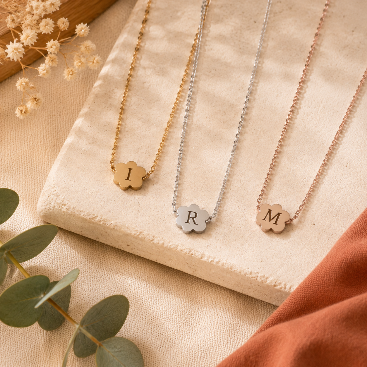 Collier fleur personnalisé avec initiale – 3 coloris