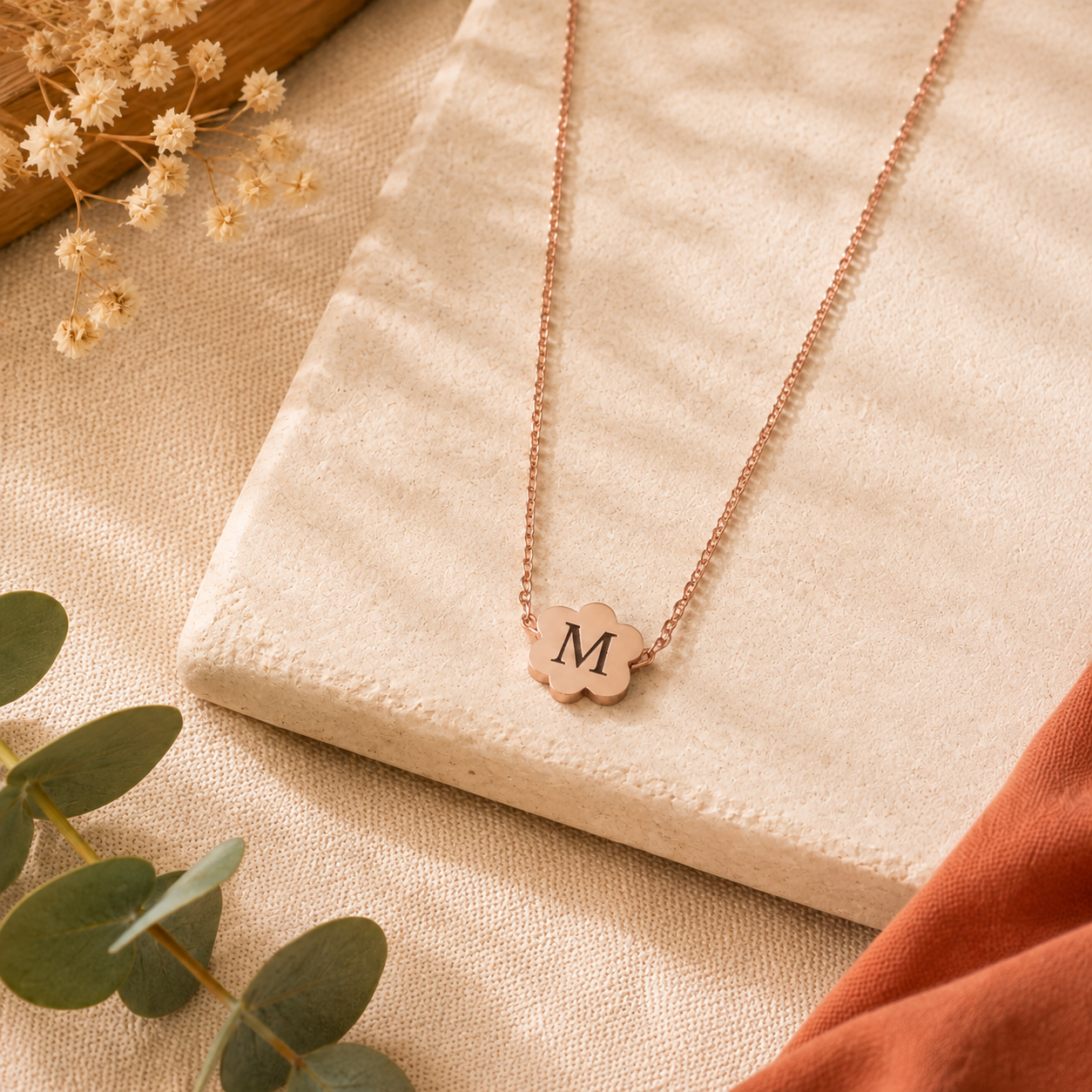 Collier fleur personnalisé avec initiale – 3 coloris