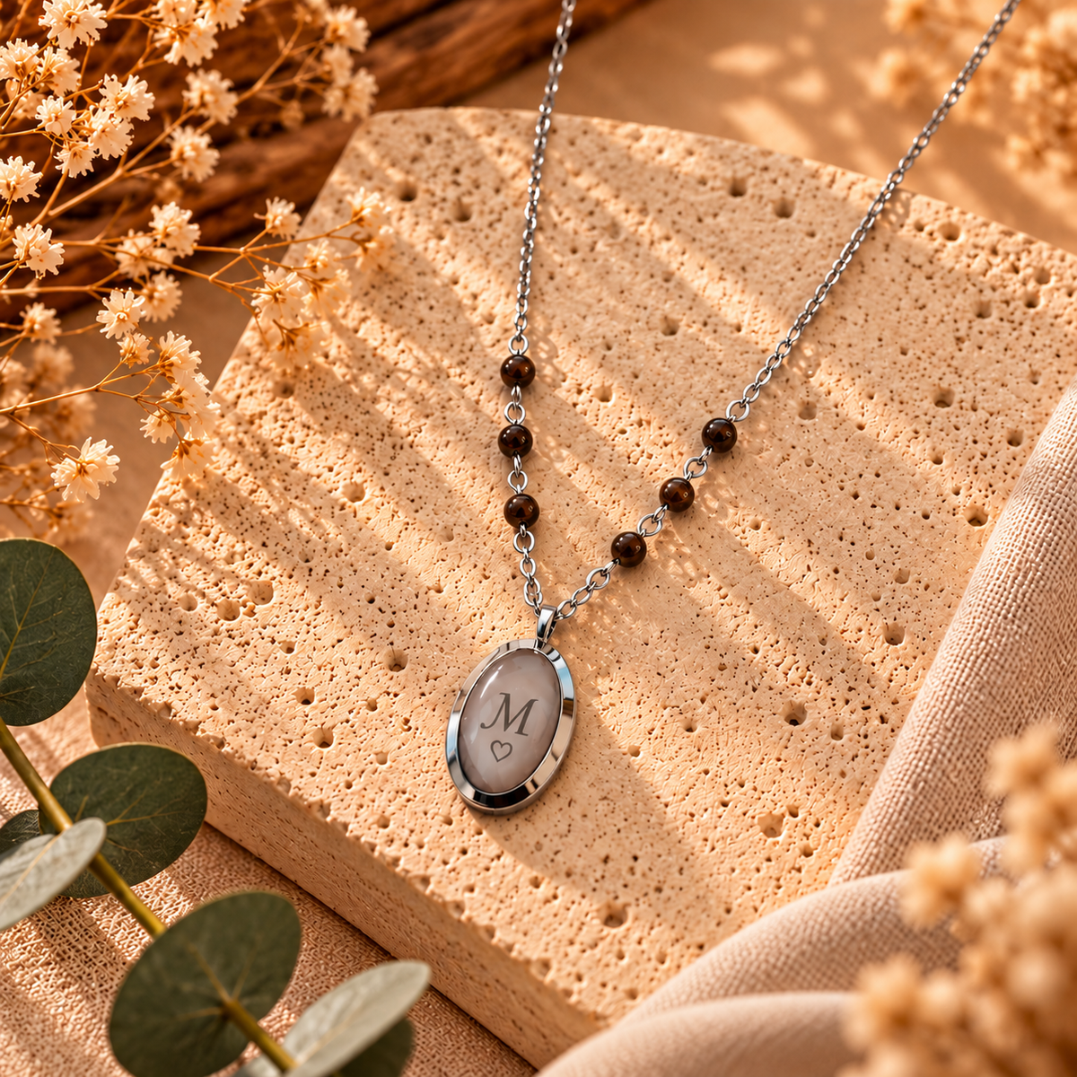 Collier personnalisé à graver – Pendentif ovale et perles